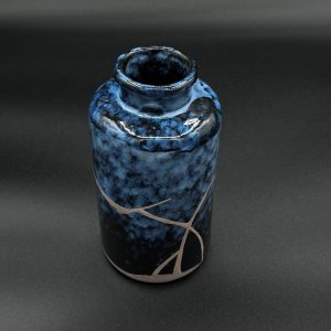 Gintsugi sur vase bleu